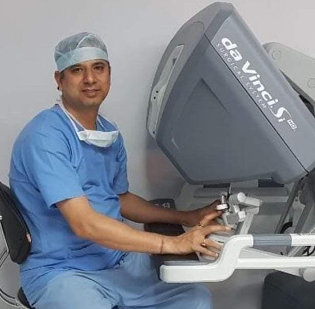 Dr. Dharmender Sharma using da Vinci robotic surgery system for advanced robotic GI surgery in Gurugram